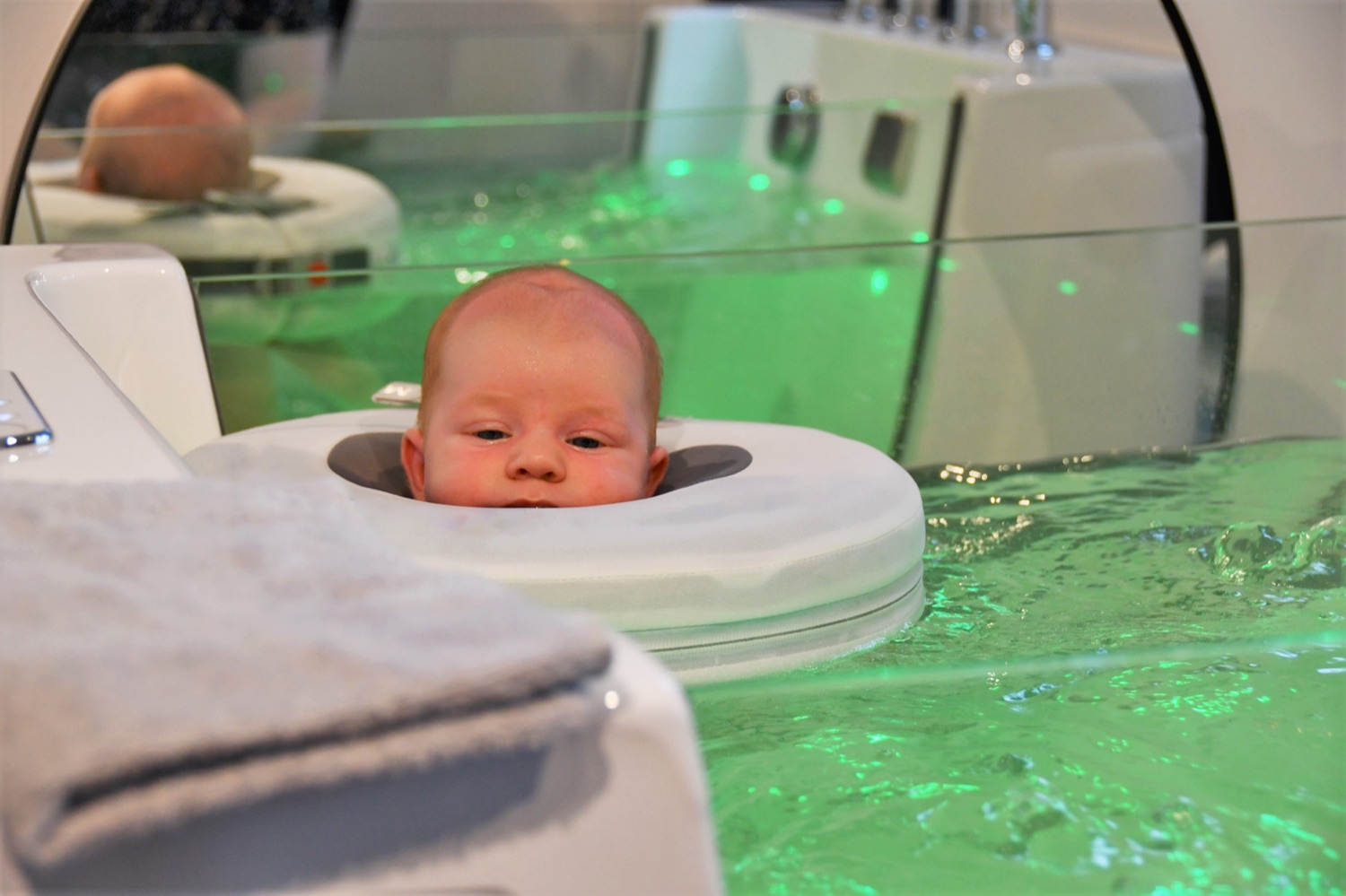 Baby geniet in de babyspa